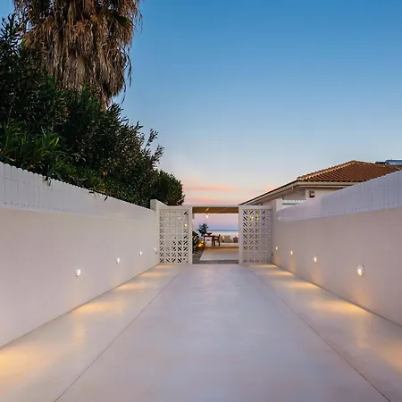 Salty Angel Sea Front Villa *